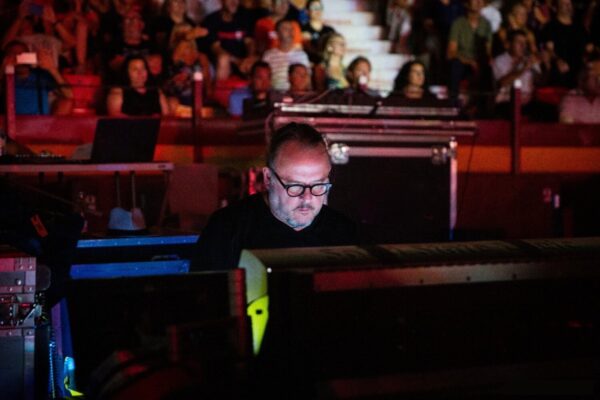 Aux consoles - Photo: Nin Fonténai