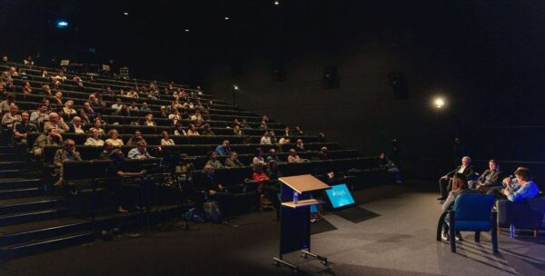 Les conférences et débats sont lancés - Photo: Alexander von Buxhoeveden