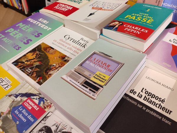 Un livre en bonne compagnie ! - Photo: Stéphanie Ponsaers